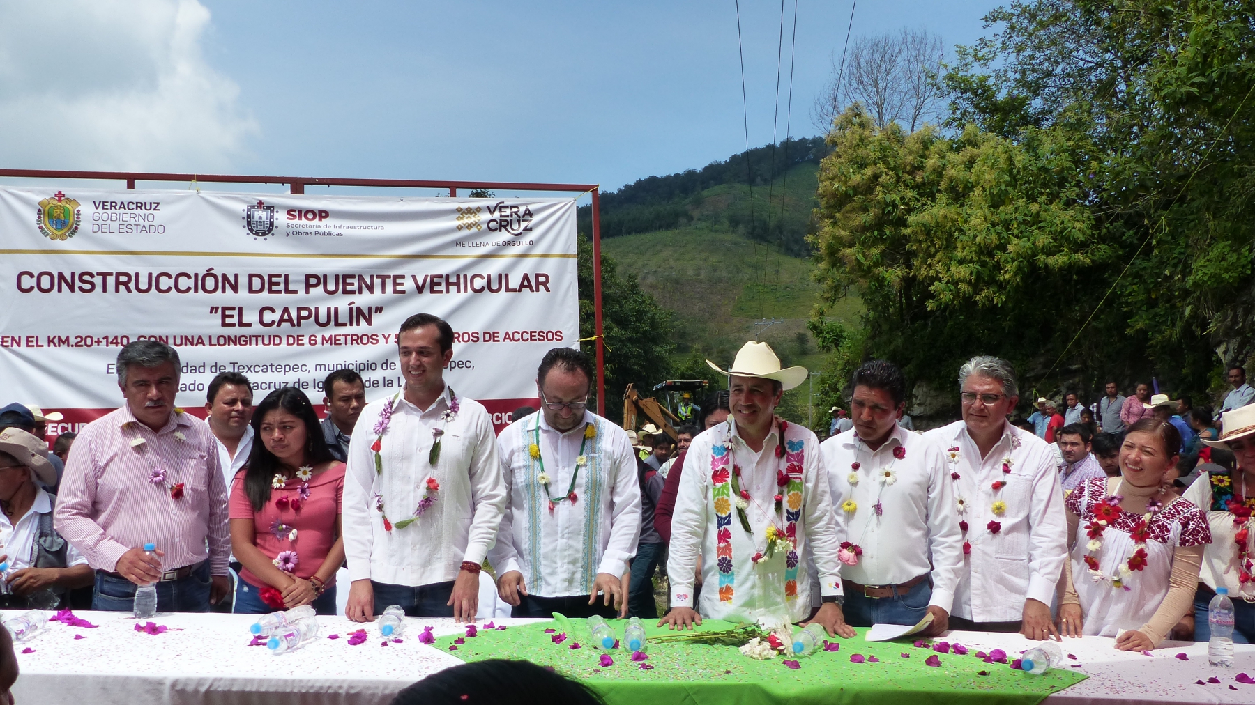 Manifestación pacífica rinde frutos y el gobernador del estado visita Texcatepec.